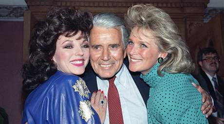 John Forsythe spolen s Joan Collinsovou (vlevo) a Lindou Evans (vpravo) pi píleitosti vysílání 150. dílu seriálu Dynastie v roce 1986