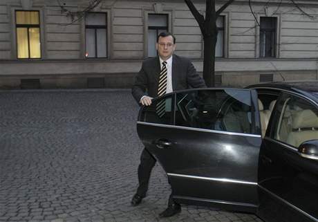 Petr Nečas přijíždí na jednání s Janem Fischerem. | na serveru Lidovky.cz | aktuální zprávy