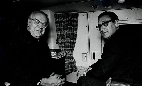 Henry Kissinger a sovtský diplomat Anatoly Dobrynin bhem setkání v helikoptée roku 1974