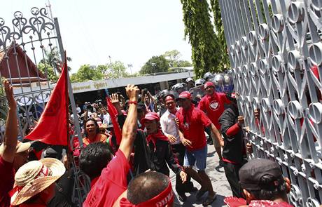 Demosntanti vnikli do areálu vládní budovy