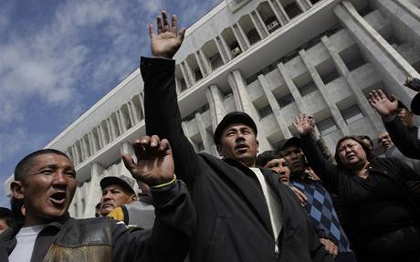 Pznivci opozice provolvaj ped budovou kyrgyzskho parlamentu protivldn hesla.