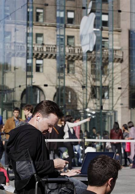 Fronta ped Apple Storem pi uveden iPadu na trh