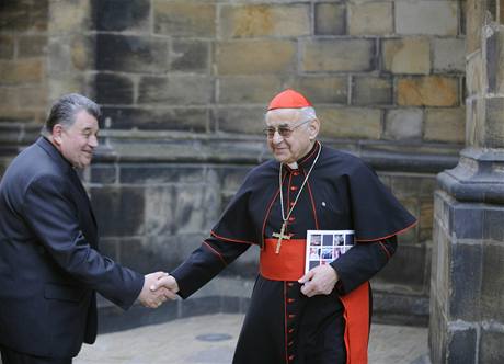 Kardinál Miloslav Vlk (vpravo) a nový praský arcibiskup Dominik Duka na Praském hrad, kde se 9. dubna setkali s prezidentem Václavem Klausem