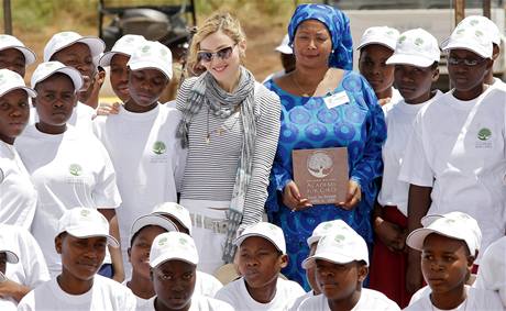 Madonna dohlíí v Malawi na své projekty.