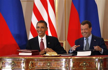 Barack Obama a Dmitrij Medvedv podepsali na Praskm hrad smlouvu o odzbrojen.
