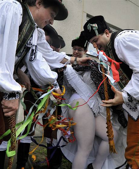 Na festivalu nebudou chybt eské a moravské lidové zvyky.