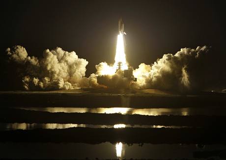 Start raketoplánu Discovery na Velikononí pondlí.