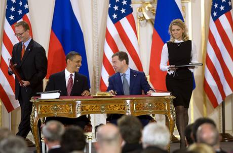 Barack Obama a Dmitrij Medvedv pi podpisu smlouvy o jaderném odzbrojování.