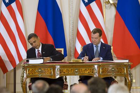 Barack Obama a Dmitrij Medvedv podepisují smlouvu o sniení jaderného arzenálu.