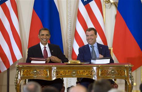 Barack Obama a Dmitrij Medvedv se smjí po podpisu smlouvy o sniení jaderného arzenálu.
