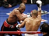 Bernard Hopkins (vlevo) a Roy Jones junior.