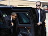 Barack Obama vystupuje z prezidentské limuzíny Cadilac One.