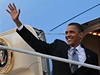 Prezident Barack Obama nastupuje do americký speciálu Air Force One.