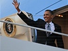 Barack Obama nastupuje do letadla.