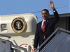 Barack Obama vystupuje z letadla na ruzyském letiti v Praze.