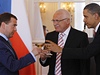 Dmitrij Medvedv, Václav Klaus a Barack Obama si pipíjejí po podpisu smlouvy o odzbrojení.