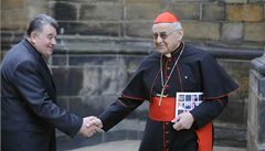 Kardinál Miloslav Vlk (vpravo) a nový praský arcibiskup Dominik Duka na Praském hrad, kde se 9. dubna setkali s prezidentem Václavem Klausem