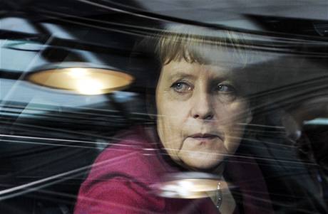 Nmeck kanclka Angela Merkelov odjd ze summitu v Bruselu, na kterm se jednalo o pomoci ecku