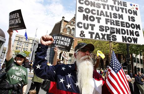 Jeden z aktivist Tea Party protestuje proti Obamovi, Demokratické stran, ale u i republikán,