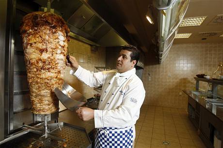 Blzkovchodn verze. Munther Anaagreh pipravuje shawarmu z kuat a zeleniny.
