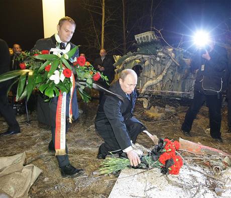 Polsk premir Donald Tusk a rusk premir Vladimir Putin pokldaj kytice na trosky vldnho specilu ve Smolensku.