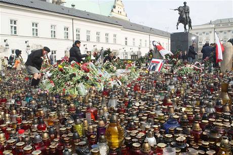 Polsko truchlí: prezidentský palác ve Varav je zaplavený svíkami a kvtinami.