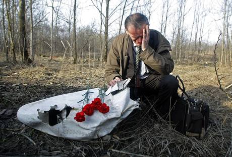 Jan Gruinski truchlí na míst nehody polského vládního speciálu ve Smolensku 