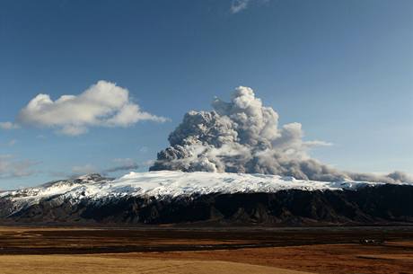 Probuzená sopka pod islandským ledovcem Eyjafjallajökull.