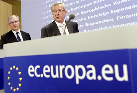 Komisa EU pro hospodsk a mnov zleitosti Olli Rehn a lucembursk premir Jean-Claude Juncker