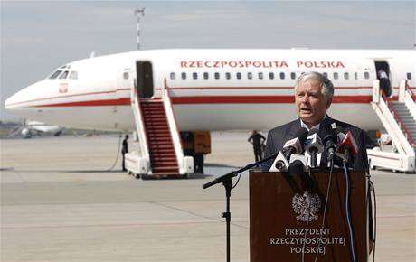 Lech Kaczyski ped letounem Tupolev Tu-154