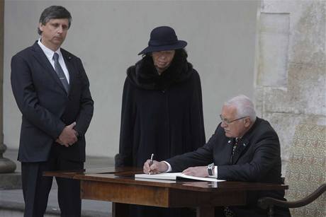 Prezident Václav Klaus s chotí Livií a premiérem Janem Fischerem se zapisují do kondolenní knihy