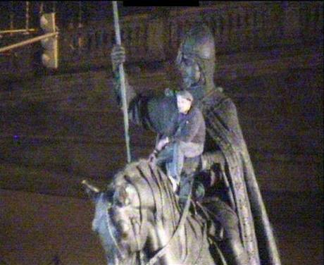 Opilý cizinec vylezl na sochu svatého Václava na Václavském námstí v Praze.