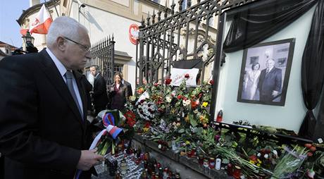 Prezident Václav Klaus poloil u polského velvyslanectví kytici