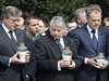 Zleva marálek Sejmu Bronislaw Komorowski, marálek Senátu Bogdan Borusiewicz a premiér Donald Tusk pokládají svíce ped Sejmem. 