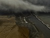 Z islandské sopky zaíná proudit láva, oblak popela se zmenuje