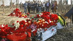 Kvtiny na míst havárie polského prezidentského speciálu v ruském Smolensku.