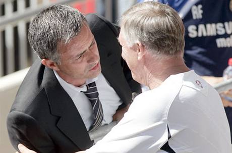 José Mourinho (vlevo) a Alex Ferguson.