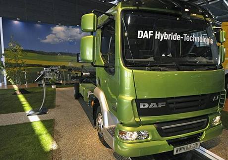 Nákladní automobil s hybridním pohonem od firmy DAF je k vidní na mezinárodním veletrhu Autotec.