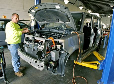 Elektiny se nebojí. Automechanici povaují pohon elektromobil za bezpenjí ne výbuné palivové nádr klasických benzinových vozidel. Jen málokterý mechanik vak ví o elektromobilech dost.