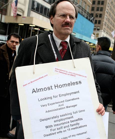 Odvánému tstí... Paul Nawrocki s plakátem na krku se pro Newyorany stal tváí recese. Po dvou letech ale práci opravdu nael. 