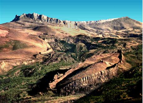 Hora Ararat a záhadný útvar pipomínající Noemovu archu. Badatelé nyní pili s tím, e nali její zbytky.