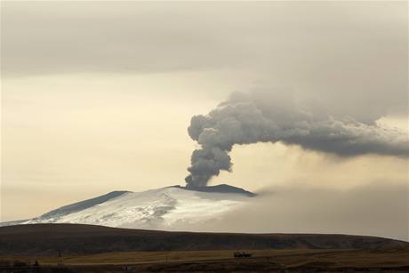 Vulkán chrlí mrana sopeného prachu.