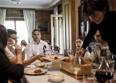 Vládce zem i hlava rodiny. Viktor Orbán se nechal vyfotografovat pi obd se svou rodinou. 