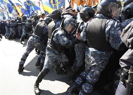 Pznivci opozice se ped budovou ukrajinskho parlamentu stetli s polici