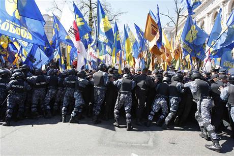 Píznivci opozice se ped budovou ukrajinského parlamentu stetli s policií