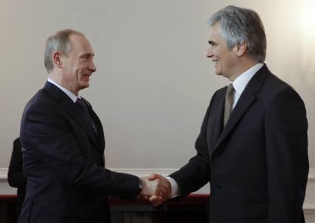 Ruský premiér Vladimír Putin a rakouský kanclé Werner Faymann ve Vídni