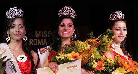 Romsk krlovna krsy a Miss Roma R 2010 sedmnctilet studentka Pavlna Lendelov z Lovosic (uprosted) , prvn vicemiss devatenctilet Veronika Olahov z Jesenice (vlevo) a druh vicemiss patnctilet Nikola Duduov z Bruntlu