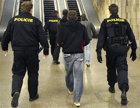 Policie kontrolovala cizince pi razii v praském metru.