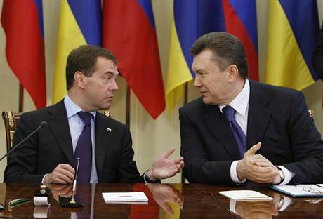 Rusk prezident Dmitrij Medvedv jedn s ukrajinskm protjkem Viktorem Janukovyem