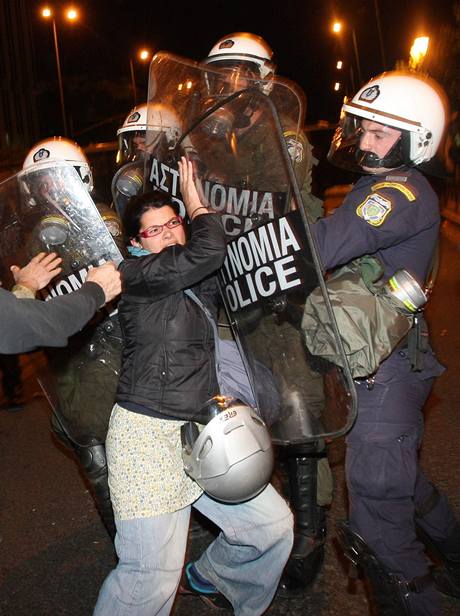 ecká policie se stetla se stovkami demonstrant, kteí protestovali v centru Atén proti pijatým úsporným opatením a sníení plat.